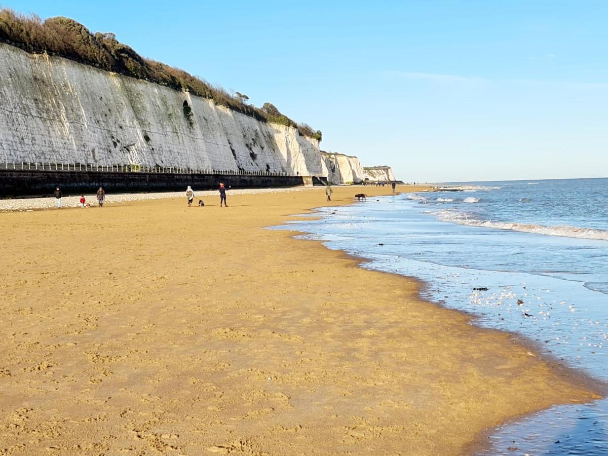 Vitamin Sea - Beachfront Apartment - Sleeps 4 Ramsgate Exterior photo