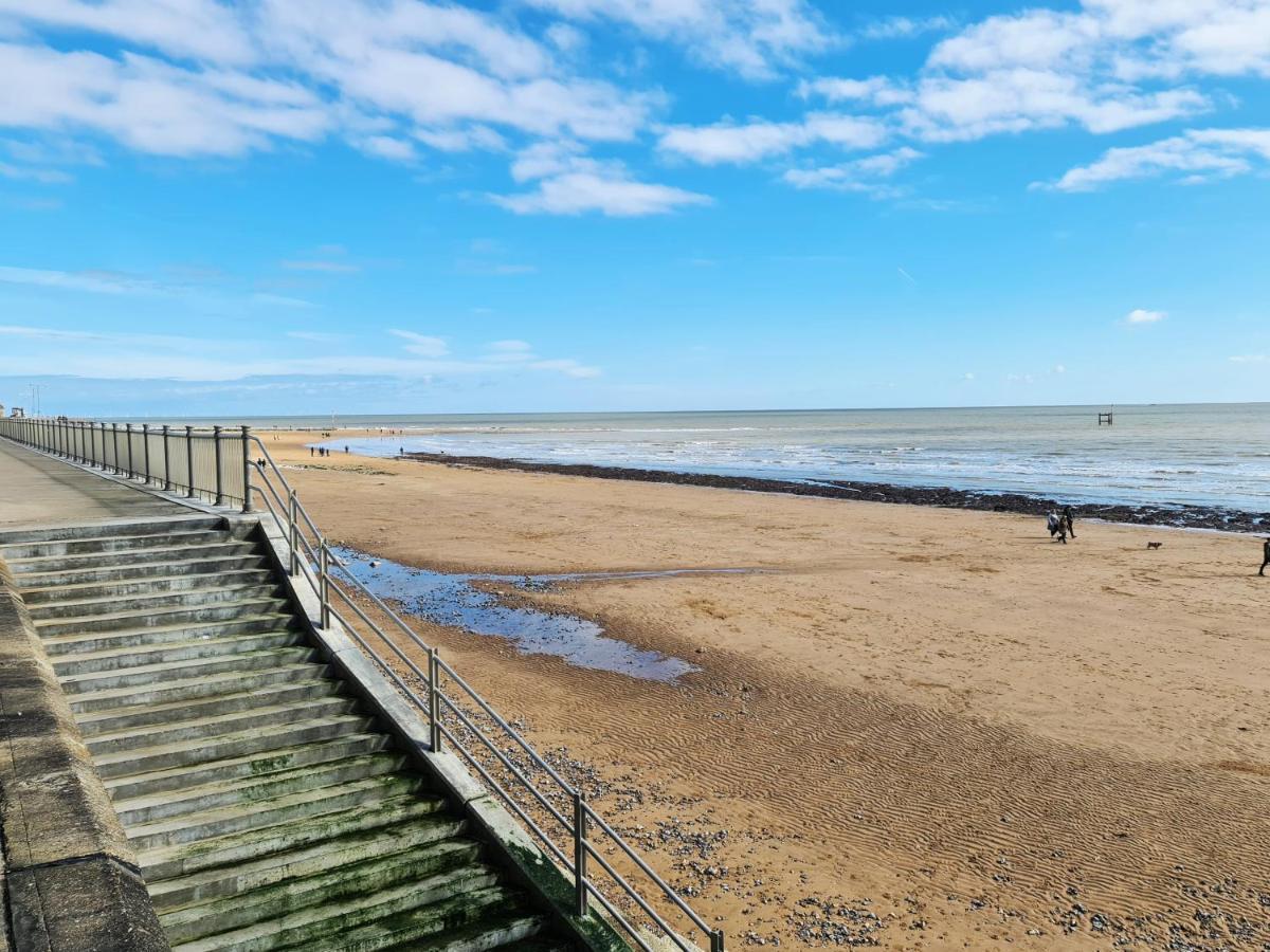 Vitamin Sea - Beachfront Apartment - Sleeps 4 Ramsgate Exterior photo